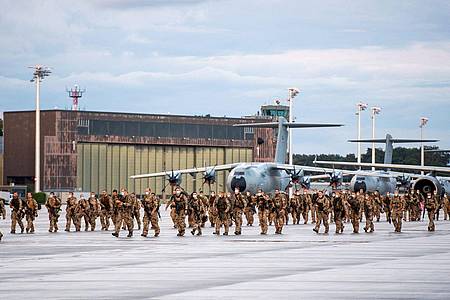 Soldaten steigen auf dem niedersächsischen Stützpunkt Wunstorf aus Flugzeugen der Bundeswehr.