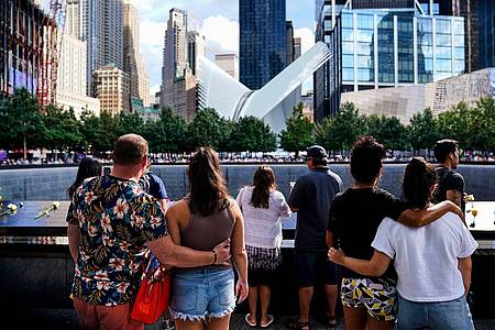 Nach Abschluss der Feierlichkeiten zum 20. Jahrestag der Terroranschläge vom 11. September 2021 im National September 11 Memorial & Museum in New York begeben sich die Besucher zum Südpool.