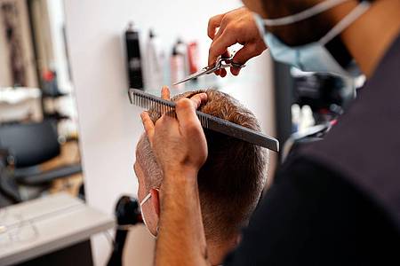 Immer mehr Männer lassen sich zum Friseur ausbilden.