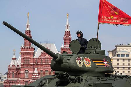 Am 9. Mai wird in Russland - wie hier auf dem Roten Platz in Moskau - der Sieg über Hitlerdeutschland gefeiert.
