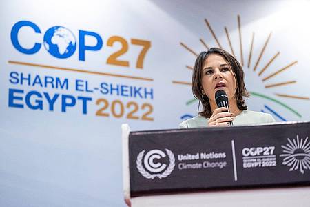 Annalena Baerbock spricht beim UN-Klimagipfel COP27 auf einer Konferenz.