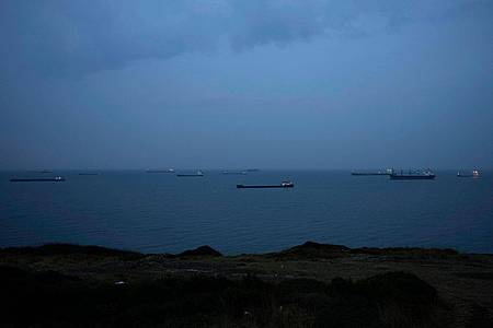 Im Schwarzen Meer ankernde Frachtschiffe warten auf die Durchfahrt durch die Meerenge Bosporus.