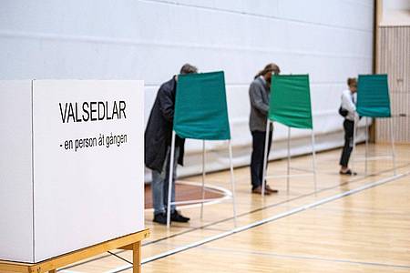 Menschen geben ihre Stimmen in einem Wahllokal in Malmö ab.