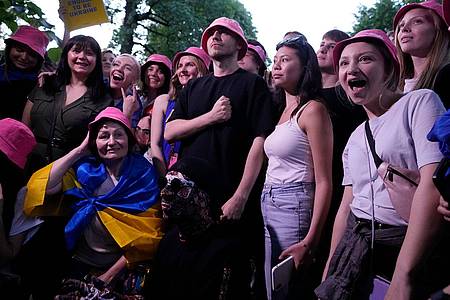 Die Band Kalush Orchestra aus der Ukraine trifft sich mit ukrainischen Fans in Turin.