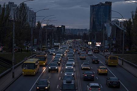 Autos fahren in Kiew während eines Stromausfalls im Dunkeln.