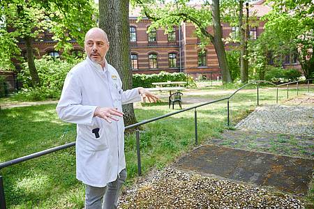 Torsten Kratz, Facharzt für Neurologie, Psychiatrie und Gerontopsychiatrie, spricht im «Grünen Behandlungszimmer».