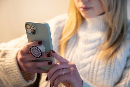 Frau schaut auf Smartphone.
