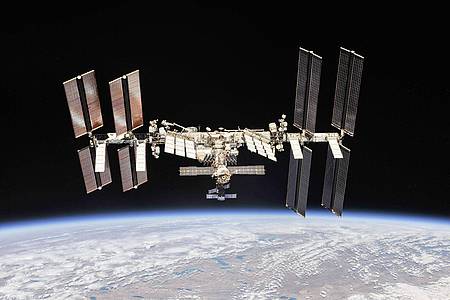 Die größte Schrott-Dichte findet man rund 800 Kilometer über der Erde. Die Internationale Raumstation ISS fliegt deutlich darunter.