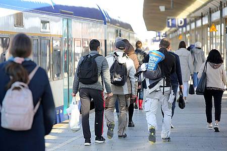 Reisende und Pendler gehen zu einem Zug, der Westerland verlässt. Mit dem Start des 9-Euro-Tickets werden über Pfingsten mehr Besucher auf der Insel Sylt erwartet.