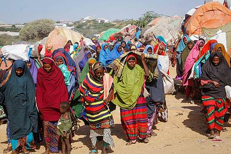 Viele Menschen sind aus den von einer Dürre betroffenen Gebieten in Somalia geflohen. Rund 13 Millionen Menschen am Horn von Afrika droht eine Hungersnot.