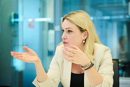 Die russische Journalistin Marina Owsjannikowa beim Interview mit der Deutschen Presse-Agentur.