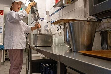 Als Diätköchin in einer Pflegeeinrichtung muss Olga Rul auch körperlich einiges leisten: Kochen findet hier im Großformat statt.