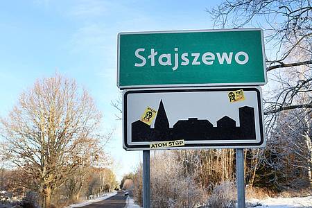 Aufkleber mit der Aufschrift «Nein zum Atom» und «Atom Stop» kleben am Ortsschild von Slajszewo.