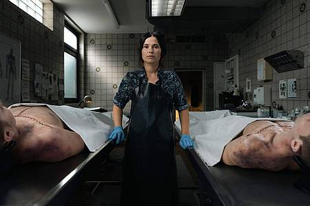 Lisa Taubenbaum (Anna Fischer) muss sich um die Leichen zweier Freunde aus ihrer Jugendzeit kümmern.