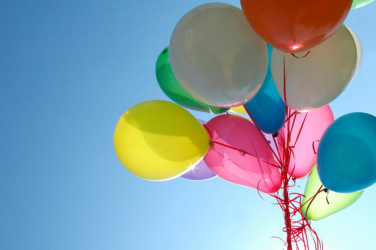 Luftballons_bunt_Himmel