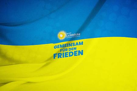 Ukraine-Flagge mit Aufschrift "Gemeinsam für den Frieden"