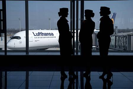 Den Airlines fehlen Flugbegleiterinnen und -begleiter. Viele Beschäftigte haben während der Corona-Flaute die Branche verlassen.