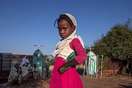 Ein Mädchen aus der äthiopischen Region Tigray, das durch den Konflikt aus ihrer Heimat in den Sudan vertrieben wurde.