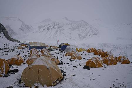 Eingeschneite Zelte stehen am vorgeschobenen Basislager in 6.500 Metern Höhe am Mount Everest, der auf tibetisch «Qomolangma» heißt.