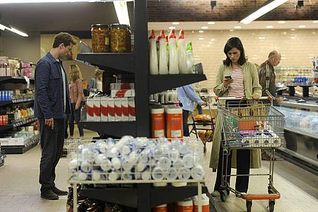 Sie sind im selben Supermarkt, doch weil sie sich nur per Mail kennen, erkennen sie einander nicht: Emma Rothner (Nora Tschirner) und Leo Leike (Alexander Fehling) in einer Szene aus «Gut gegen Nordwind».