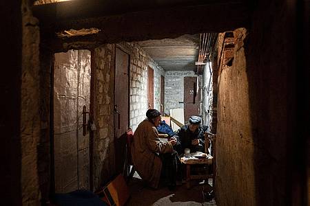 Ein älteres Ehepaar trinkt Tee im Keller seines Hauses im ostukrainischen Lyman in der Region Donezk.