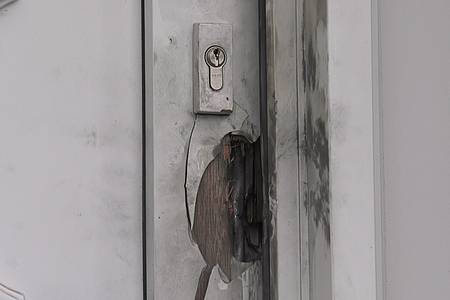 Haustür mit Einbruchsspuren