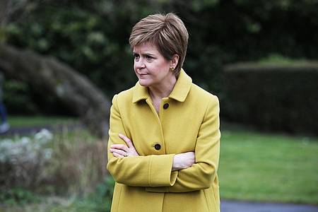 Nicola Sturgeon, Regierungschefin von Schottland und Vorsitzende der Scottish National Party (SNP), geht auf Distanz zu London.
