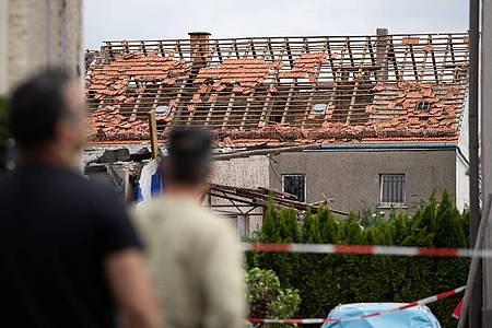 Blick auf ein vom Tornado fast vollständig abgeräumtes Dach eines Hauses in Paderborn.
