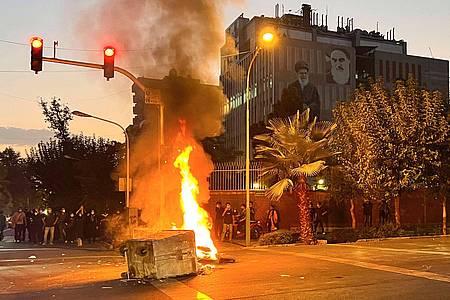 Ein Polizeimotorrad brennt während eines Protests gegen den Tod von Mahsa Amini in Teheran.