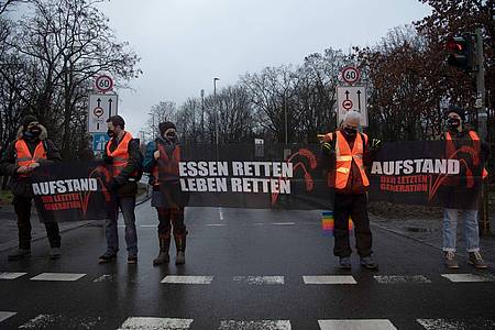 Klimaaktivisten der Gruppe Letzte Generation blockieren in Berlin eine Zufahrt zur Stadtautobahn.