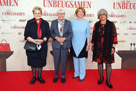 Carola von Braun (l-r, FDP), Helga Schuchardt (FDP), Sabine Gräfin von Nayhauß-Cormons, und Christa Nickels (Bündnis90/Die Grünen) bei der Premiere der Doku "Die Unbeugsamen".