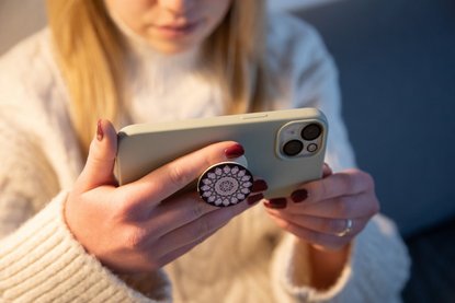 Frau schaut Video auf dem Smartphone.