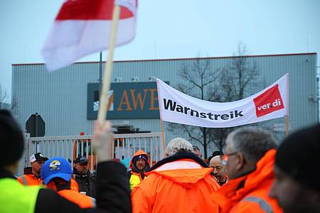 Streikende stehen vor dem Werkstor der AWB Abfallwirtschaftsbetriebe in Köln. Die Gewerkschaft Verdi setzt die Warnstreiks im öffentlichen Dienst in NRW fort.