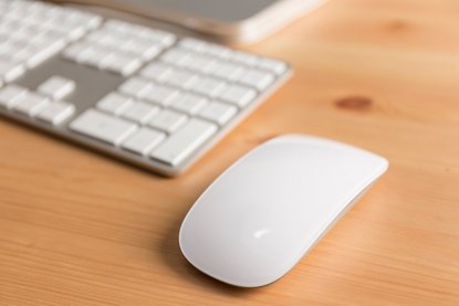 Computermaus liegt neben einer Tastatur