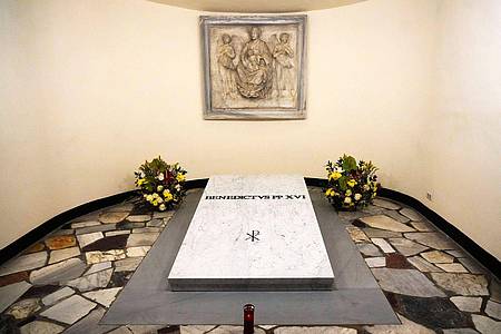 Joseph Ratzinger liegt im Grab seines polnischen Vorgängers Papst Johannes Paul II. in der Grotte des Petersdoms.