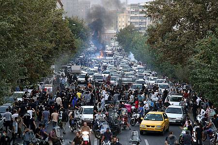 Demonstranten während eines Protestes in der Innenstadt von Teheran.