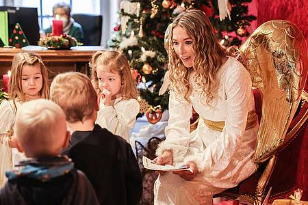 Die Darstellerin des Christkindes nimmt in der Christkindpostfiliale der Deutschen Post Wunschzetteln von Kindern entgegen.
