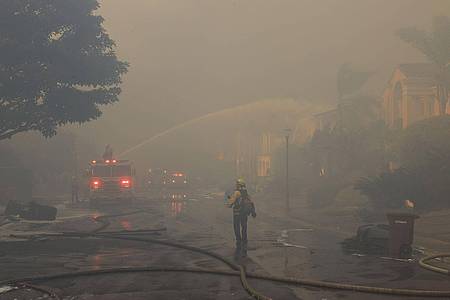 Feuerwehrmänner löschen ein brennendes Haus im kalifornischen Laguna Niguel.
