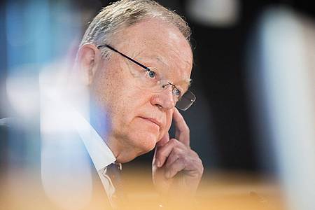 «Der Bund muss sich bei dieser gemeinsamen Aufgabe mehr engagieren, vor allem zugunsten der Kommunen», sagt Niedersachsens Ministerpräsident Stephan Weil (SPD) über die Kosten für die Aufnahme von Flüchtlingen.