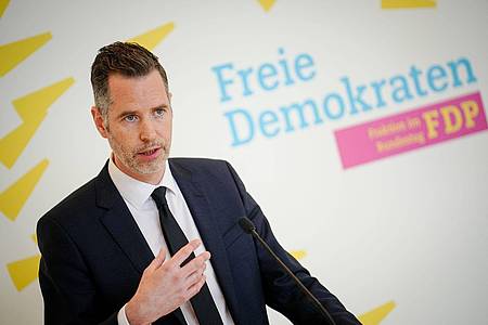 FDP-Fraktionsvorsitzender Christian Dürr schlägt vor, sich hinsichtlich der Corona-Isolationsregeln an anderen europäischen Ländern zu orientieren.