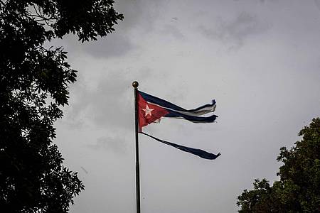 Eine kubanische Flagge, von «Ian» zerfetzt: Nach dem verheerenden Hurrikan haben viele Menschen in Kuba weiter keinen Strom.