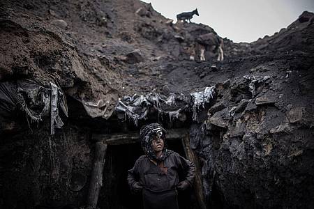 Hunderte von Bergleuten, von Männern über 60 bis hin zu Jungen im Alter von zehn Jahren, arbeiten jeden Tag in den Minen von Chinarak.