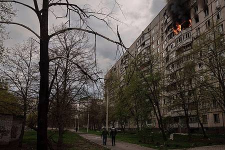 Eine Wohnung in Charkiw steht in Flammen, nachdem sie von russischen Bombardements getroffen wurde.
