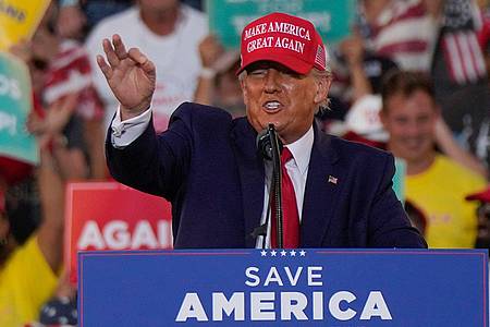 Der ehemalige US-Präsident Donald Trump spricht bei einer Wahlkampfveranstaltung in Miami.