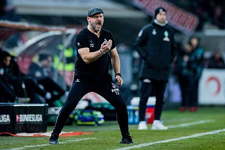 Kölns Trainer Steffen Baumgart feuert sein Team an.