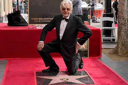 Der italienische Kinostar Giancarlo Giannini kniet neben seinem Stern auf dem Hollywood «Walk of Fame».