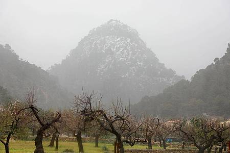 Schnee auf dem Gebirgszug Serra de Tramuntana im Nordwesten Mallorcas.
