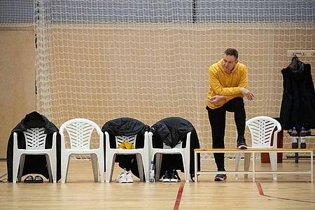 Bundestrainer Alfred Gislason muss auf fünf weitere Spieler verzichten, die positiv auf Corona getestet wurden. Foto: Marijan Murat/dpa
