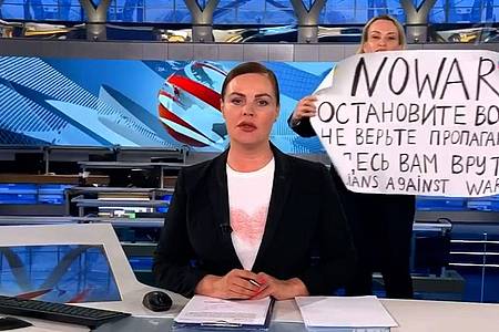 Im März lief Marina Owsjannikowa während der abendlichen Hauptnachrichtensendung des russischen Staatsfernsehen hinter der Moderatorin mit einem Protestplakat ins Bild.