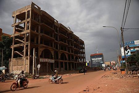 Nur wenige Menschen wagen sich am Freitag auf die normalerweise belebten Straßen von Burkina Fasos Hauptstadt Ouagadougou. Anwohner berichten, dass am frühen Morgen Schüsse fielen und der staatliche Rundfunk nicht mehr zu empfangen war.